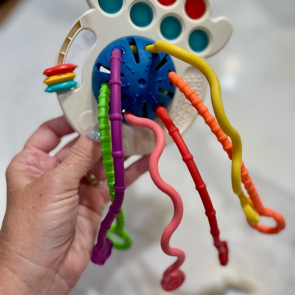 Pulling, popping fidget toy for toddlers and babies - Picture 3 of 3